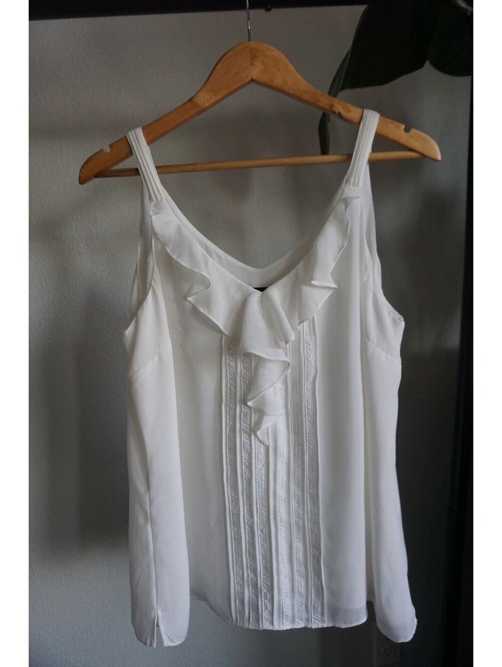 White House Black Market White Ruffle Lace Trim Sleeveless Blouse Size L
